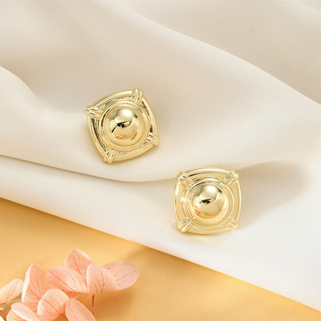 Golden earrings with a square shape with a hint of roundness
